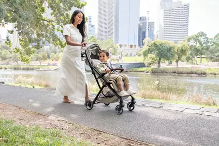 Matkarattaat BRITAX Flylite Teak lapsella kaupungissa. - Matkarattaat ja lastenrattaat - 2000041983PAK - 2