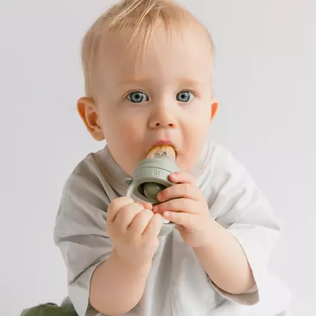 Bibs Maistelututti Silicone Baby Feeder, Sage lapsella. - Tutit ja tuttinauhat - 4350250 - 2