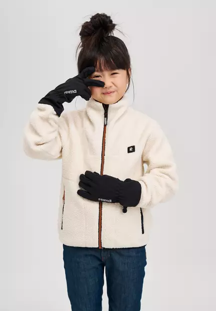 Reima Tehden softshell-hanskat Black lapsella kädessä. - Lasten hanskat ja rukkaset - 5300062B-9990 - 2