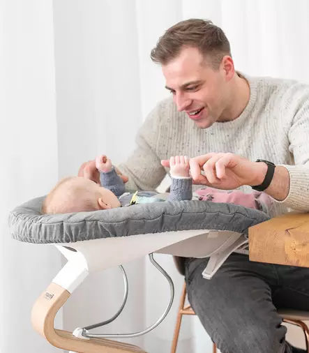 Stokke Nomi Newborn Set White/Grey Sand lapsella. - Stokke Nomi syöttötuolit - 625910 - 2