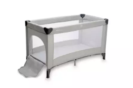 Matkasänky Britton Compact Quartz Grey, päädyssä luukku taaperolle. - Matkasängyt - B2480 - 2