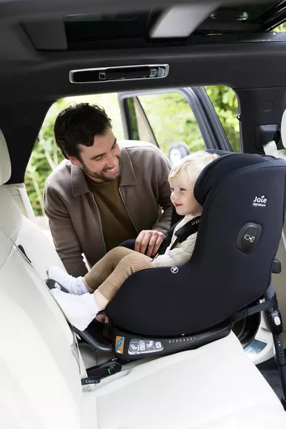 Joie i-Prodigi PRO Turvaistuin Eclipse lapsella autossa. - Turvaistuimet 9-36kg - C2103CAECL000 - 2