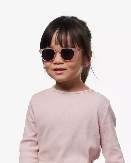 Lasten aurinkolasit IZIPIZI Child #E Pink lapsella. - Lasten aurinkolasit - KDS2413401X00 - 2