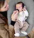 Stokke Nomi Newborn Set White/Grey Sand vauvalla. - Stokke Nomi syöttötuolit - 625910 - 5