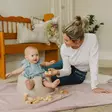 Bumbo Floor Seat vauvan istuin Taupe aikuisen seurassa lapsella. - Sitterit - Bumbo8620 - 2