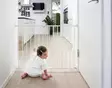 Turvaportti BabyDan Liva valkoinen kotona lapsen edess=C3=A4 kiinni. - Turvaportit ja turvatuotteet - 7731454000 - 2