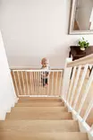 Turvaportti BabyDan Liva valkoinen portaikossa. - Turvaportit ja turvatuotteet - 7731454000 - 3