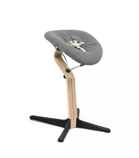 Stokke Nomi Newborn Set Black/Grey Sand tuolissa vastasyntyneelle. - Stokke Nomi syöttötuolit - 625911 - 2