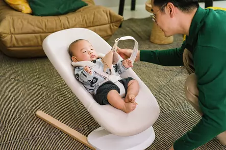 Stokke Yoga babysitteri Light Sand lapsella. - Sitterit - 679501 - 2