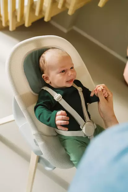 Stokke Clikk Newborn Set Cloud Grey vauvalla. - Syöttötuolit - 702901 - 2