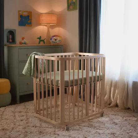 Stokke Nighti Mini pinnasänky Natural lastenhuoneessa. - Pinnasängyt ja lastensängyt - 705401 - 2