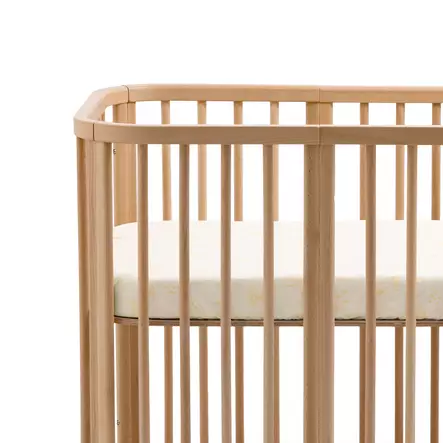 Stokke Nighti Mini muotolakana 2026 Sunset Yellow Map 60x80cm sängyssä. - Pussilakanat ja aluslakanat - 710501 - 2