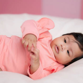 Gugguu Frilla Body Pink Sorbet vauvalla. - Bodyt ja paidat - GUGB0013A1 - 2