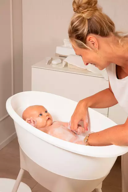 Vauvan kylpyamme Luma White vauvalla kylvyssä. - Kylpyammeet ja kylpytuet - L157001 - 2
