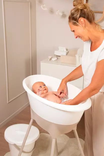 Vauvan kylpytuki Luma White ammeessa vauvalla. - Kylpyammeet ja kylpytuet - L171001 - 2