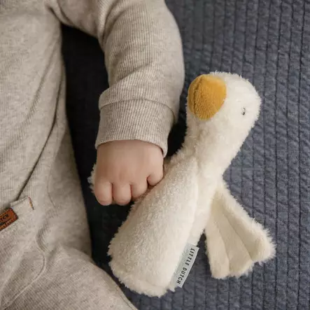 Little Dutch helistin Pikku Hanhi lapsen kädessä. - Helistimet, tarttumislelut ja pallot - LD8501 - 2