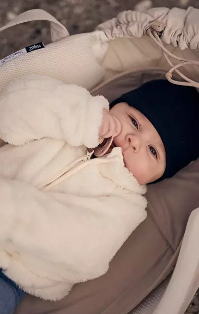 Najell SleepCarrier X kosteussuoja Linen Beige vauvalla kantokassissa. - Vaunukopat ja kantokassit - N15603101 - 2