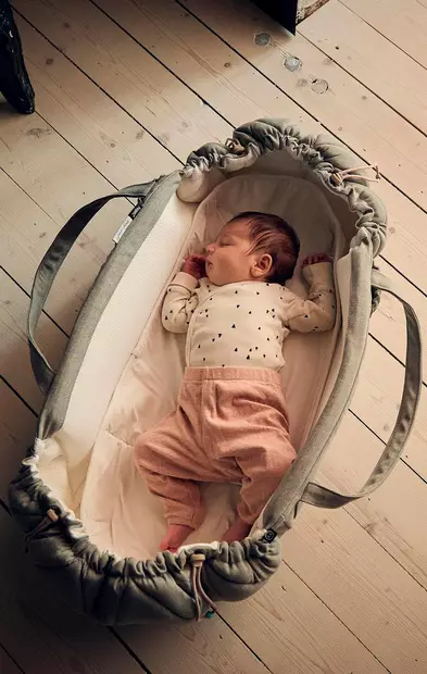 Najell SleepCarrier X kosteussuoja Daisy White kantokassissa. - Vaunukopat ja kantokassit - N15603601 - 2