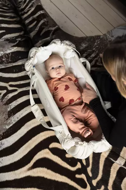 Najell SleepCarrier vol.5 kantokassi Oat Beige vauvalla. - Vaunukopat ja kantokassit - N32605901 - 2