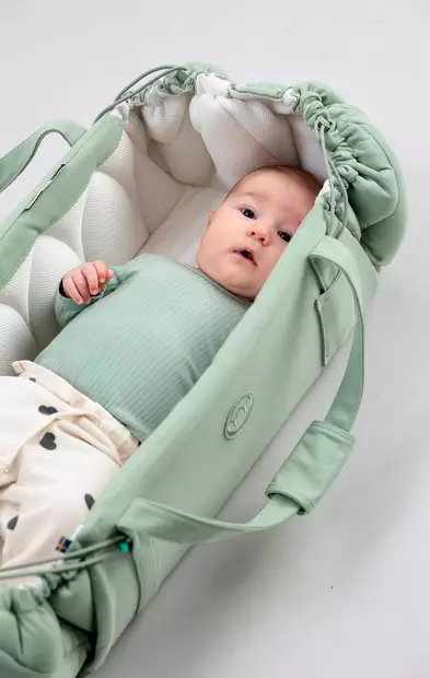 Najell SleepCarrier vol.5 kantokassi Agave Green, muuntuu myös avattuna leikkialustaksi. - Vaunukopat ja kantokassit - N32610801 - 2