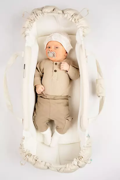 Najell Sleep Carrier X kantokassi Oat Beige lapsella. - Vaunukopat ja kantokassit - N20101201 - 2