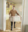 Stokke Snoozi s=C3=A4nky Sandy Beige kevyt siirt=C3=A4=C3=A4 paikasta =
toiseen. - Pinnasängyt ja lastensängyt - 629601 - 11