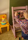 Stokke Tripp Trapp syöttötuoli Heather Mauve lastenhuoneessa. - Stokke Tripp Trapp tuotteet - 100141 - 4