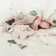 Done By Deer Sensory rattle Pigee Powder lapsen sängyssä unikaverina. - Helistimet, tarttumislelut ja pallot - 4353851 - 4