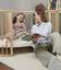 Lapsi ja =C3=A4iti s=C3=A4ngyn luona. - Stokke Sleepi tuotteet - 591401 - 7