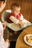 Syöttötuoli Stokke Clikk Bamboo Cloud Grey lapsella ruokailussa. - Syöttötuolit - 695801 - 2