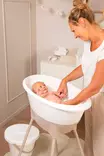 Vauvan kylpytuki Luma White ammeessa vauvalla. - Kylpyammeet ja kylpytuet - L171001 - 2