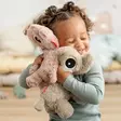 Done By Deer Cuddle Bestie Raffi Powder lapsen halauksessa - Pehmolelut ja unilelut - 4063211 - 4