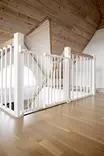 Turvaportti BabyDan Ebba valkoinen portaikossa. - Turvaportit ja turvatuotteet - 7511454001 - 5