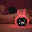 Zazu Sarah Sleeptrainer Taupe, yövalolla ja kaiuttimella. Punainen väri kertoo, että vielä pitää nukkua. - Lapsen yövalot ja soittolelut - ZA-SARAH-01 - 3