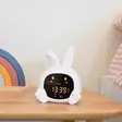 Zazu Sarah Sleeptrainer Taupe, yövalolla ja kaiuttimella lastenhuoneessa. - Lapsen yövalot ja soittolelut - ZA-SARAH-01 - 2
