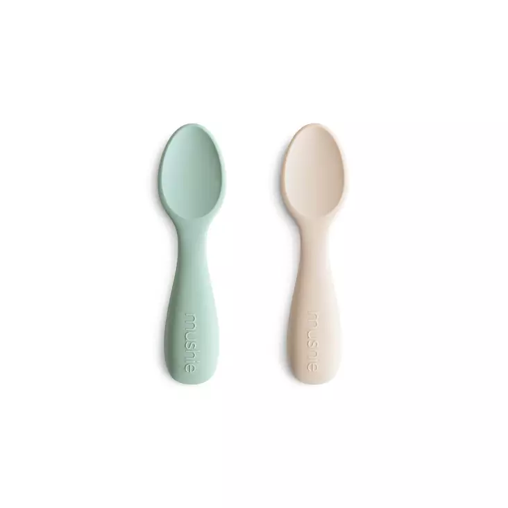 Mushie ensilusikat silikonia 2-pack Cambridge Blue/Shifting Sand. - Ensilusikat ja lasten aterimet - 101351 - 1