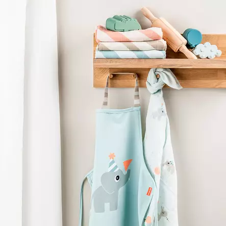 Done By Deer Kids Apron esiliina Celebration Blue naulakossa - Ruokalaput - 1343502 - 2