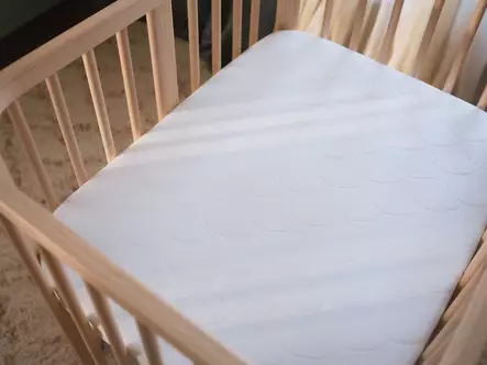 Stokke Nighti Mini Natural Pinnasänky patjalla. Patja on hengittävä ja sopivan jämäkkä vauvalle. - Pinnasängyt ja lastensängyt - 705401bund2 - 2