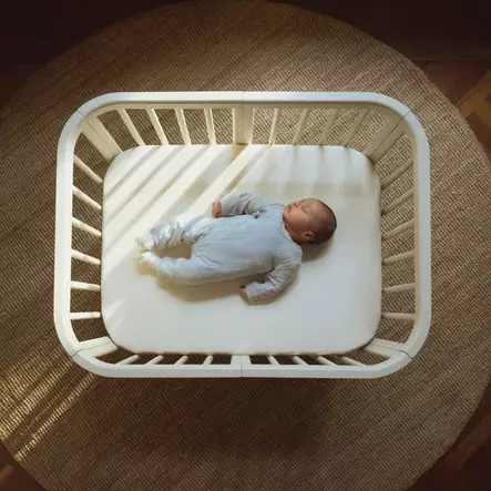 Stokke Nighti Mini pinnasänky Vanilla White vauvalla. - Pinnasängyt ja lastensängyt - 705402 - 2