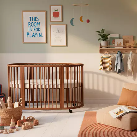 Stokke Sleepi sänky Warm Brown patjalla lastenhuoneessa. - Stokke Sleepi tuotteet - 711503STA2 - 2