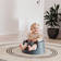 Bumbo Floor Seat vauvan istuin Cool Grey lapsella. - Sitterit - BUFLOSEAT8622 - 2