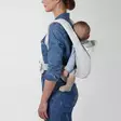 Cybex Coya Carrier Urban Mobility White lapsi selässä takana. - Kantoreput - 524000642 - 8