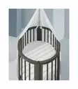 Stokke Sleepi Mini V3 pinnasänky Hazy Grey patjalla ja verholla. - Stokke Sleepi tuotteet - 591303kamp2 - 2