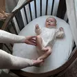 Stokke Sleepi Mini V3 pinnasänky Warm Brown lapsella. - Stokke Sleepi tuotteet - 591304kamp2 - 2