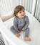 Lapsi istuu Sleepi s=C3=A4ngyss=C3=A4. - Stokke Sleepi tuotteet - 591402 - 3
