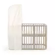 Stokke uudinverho Birch Beige Nghti Vanilla White sängyssä. - Stokke Sleepi tuotteet - 599302 - 5