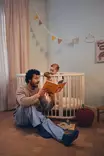 Stokke Sleepi 2026 sänky White lapsella lastenhuoneessa. - Stokke Sleepi tuotteet - 711502STA2 - 2