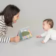 Taf Toys ensikirja Tummy Time book Savannah lapsella lattialla leikiss=
=C3=A4 aikuisen kanssa. - Kuvakirjat - 248912 - 2