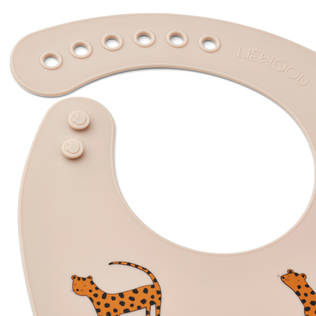 Liewood Tilda ruokalaput v=C3=A4riss=C3=A4 Leopard Sandy l=C3=A4helt=C3=
=A4 kiinnitys. - Ruokalaput - 15128-1493 - 2