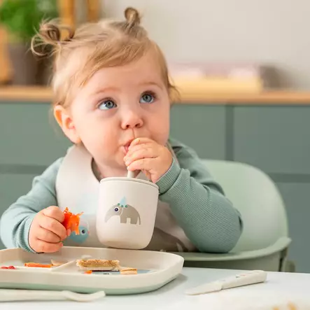 Pillimuki Done By Deer 2-pack Playground Green lapsen kädessä - Mukit ja nokkamukit - 1969623 - 2